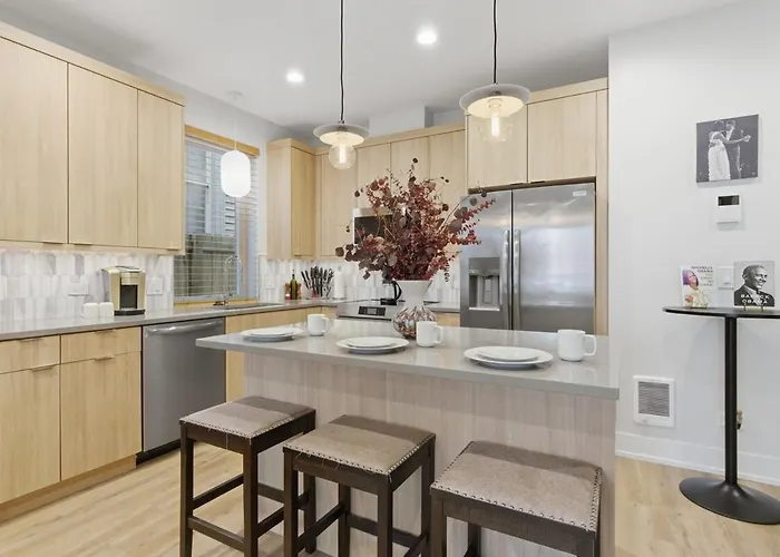Black Gallery Solar 2br Woodlawn * Chicago