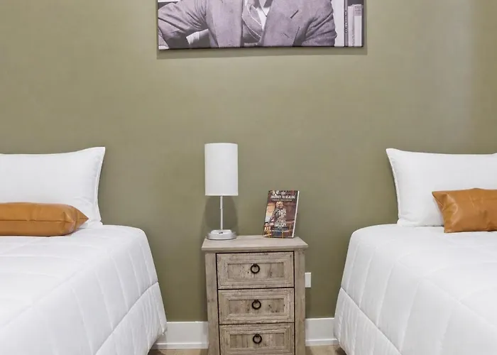 Black Gallery Solar 2br Woodlawn Apartment Chicago