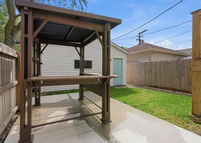 Black Gallery Solar 2br Woodlawn * Chicago