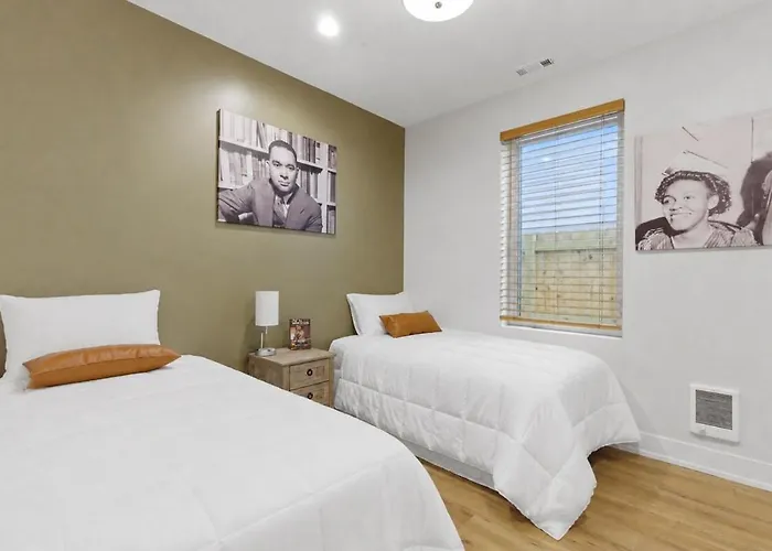 Black Gallery Solar 2br Woodlawn Apartment