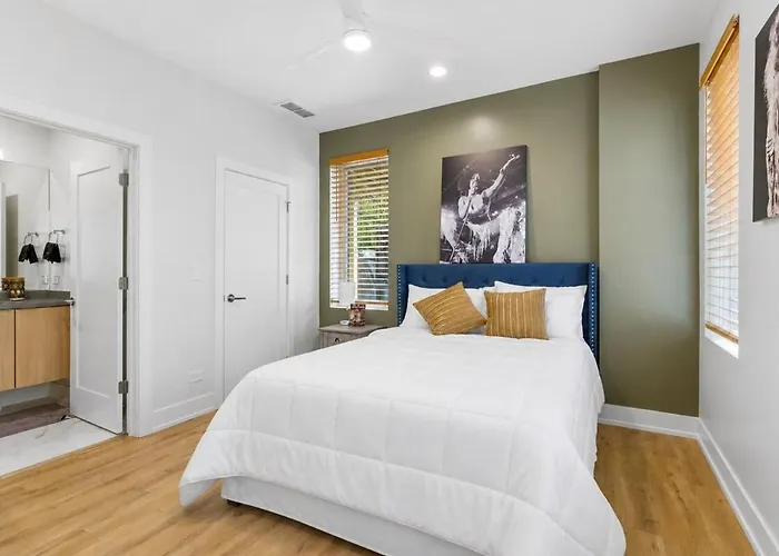 Black Gallery Solar 2br Woodlawn Apartment