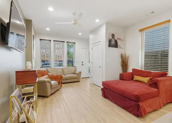 Black Gallery Solar 2br Woodlawn Apartment *