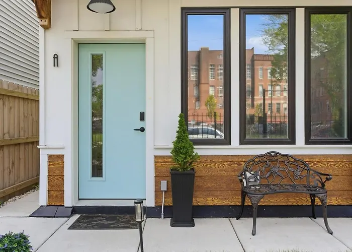 Black Gallery Solar 2br Woodlawn * Chicago