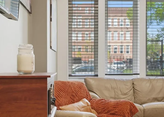 Black Gallery Solar 2br Woodlawn Apartment