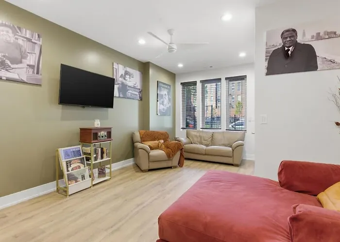Black Gallery Solar 2br Woodlawn