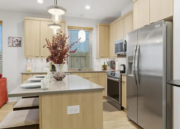 Black Gallery Solar 2br Woodlawn Apartment